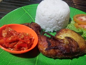Warung Sate Gajah: Huaah! Bercucuran Air Mata Tersengat Sambal Mentah Ayam Penyet yang Sedap!