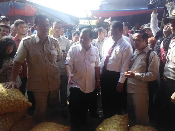 Ikut Blusukan Mentan ke Pasar Induk, Anggota DPR Bersin-bersin