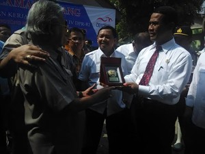 Dianggap Berhasil, Mentan Dapat Plakat dari Para Anggota DPR