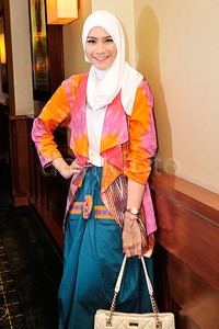 Zaskia tampil dengan warna yang mencolok. Pool/Noel/detikFoto.