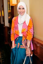 Stylish dengan Baju Tie Dye ala Zaskia Mecca