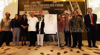 (Kiri-kanan) Gubernur Sumatera Selatan Alex Nurdin, Managing Director APP Aida Greenbury, Dirjen Pengendalian Perubahan Iklim Kementerian LHK Nur Marsipatin dan Utusan Khusus Presiden Bidang Perubahan Iklim Rachmat Witoelar berbincang usai menandatangani pernyataan dukungannya, Jakarta, Rabu (08/07/2015).