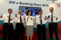 Direktur Konsumer Banking BNI, Anggoro Eko Cahyo bersama Direktur Jaringan & Layanan Bank BNI, Adi Sulistyowati, Direktur Bisnis Banking BNI, Sutanto, dan Direktur Operasional dan TI Bank BNI, Bob T Ananta, saat meluncurkan progam BNI e-Banking Days 2015, di Jakarta.