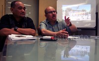 Direktur PT Maja Raya Indah Semesta, Ishak dan Ahmad Firdaus Wakil Direktur PT Maja Raya Indah Semesta memberi keterangan terkait rencana dan perkembangan pembangunan Bandara Lebak Banten, di Jakarta, Rabu (8/7/2015) malam.
