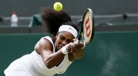 Serena Williams berusaha mengembalikan bola saat melawan Victoria Azarenka di All England Lawn Tennis and Croquet Club. Stefan Wermuth/Reuters/detikFoto.