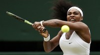 Serena Williams melakukan smash saat melawan Victoria Azarenka. Toby Melville/Reuters/detikFoto.