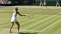 Maria Sharapova bertanding melawan Coco Vandeweghe di Centre Court, All England Lawn Tennis and Croquet Club. Toby Melville/Reuters/detikFoto.