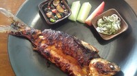 Gurihnya Ikan Bandeng Sambal Matah yang utuh dan dilengkapi sambal kecap manis pedas dan acar yang pedas.