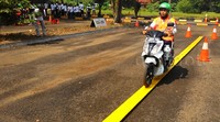 Rider GO-JEK mengikuti safety riding di lapangan terbang Pondok Cabe, Tangerang Selatan.