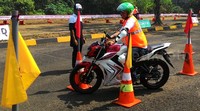 Rider GO-JEK berusaha menaklukkan lintasan yang diujikan.