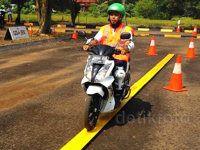 Rider GO-JEK Belajar Safety Riding
