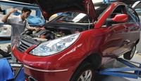 Mekanik Tata Motors melakukan pengecekan salah satu kendaraan pelanggan di bengkel Tata Motors, Jakarta, Rabu (8/7/2015). Pool/dok. Tata Motors.