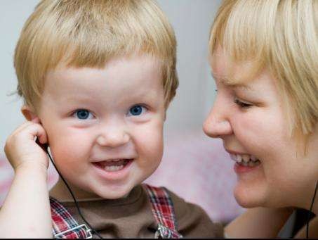 Dengar Musik Sambil Bernyanyi Lebih Berguna untuk Rangsang Kecerdasan Anak