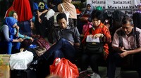 Calon penumpang tampak memenuhi ruang tunggu stasiun.