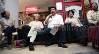 Sejumlah tokoh pegiat HAM itu mempertanyakan pembentukan Komite Pengungkapan Kebenaran untuk Penanganan Kasus Pelanggaran HAM masa lalu.