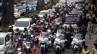 Jalan di depan gedung KPK terpantau macet akibat banyaknya mobil pejabat dan pengawal presiden dan wapres yang parkir.