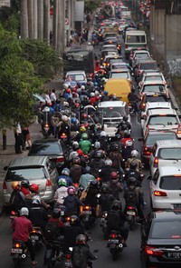 Tingginya volume kendaraan juga menjadi penyebab kemacetan.