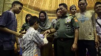 Moeldoko memberikan santunan kepada anak yatim dan dhuafa.