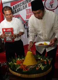 Ketua Umum DPP Taruna Merah Putih (TMP) Maruarar Sirait (kanan) dan Ketua DPP Bidang Pemuda dan Olahraga Sukur Nababan saat peluncuran majalah Taruna Merah Putih di Menteng, Jakarta Pusat, Kamis (9/7/2015). Lamhot Aritonang/detikFoto.