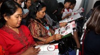 Warga membaca majalah Taruna Merah Putih. Lamhot Aritonang/detikFoto.