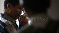 Mendengarkan morottal alquran.
