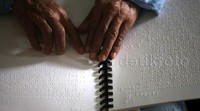 Serius membaca alquran braille.