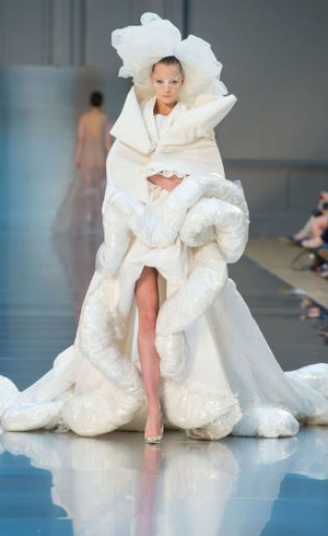 John Galliano Rancang Gaun Pengantin Plastik di Paris Couture Fashion Week