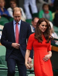 Tampil serasi, William kenakan setelan jas biru gelap sementara Kate memilih dress merah menyala rancangan L.K. Bennett. Ian Walton/Getty Images/detikFoto.