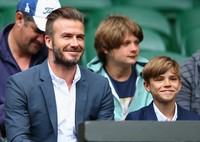 Di lokasi yang sama, David Beckham juga terlihat di bangku penonton bersama putranya, Romeo. Ian Walton/Getty Images/detikFoto.