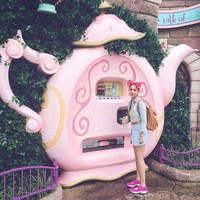 Sebelumnya, BCL tampil kawaii saat berada di Tokyo Disneyland. (Instagram/bclsinclair)