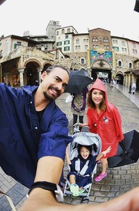 Lewat foto-foto yang diunggah di Instagram, Ashraf, Noah dan BCL terlihat sangat menikmati waktu mereka di Jepang. (Instagram/bclsinclair)