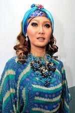 Gaya Inul Daratista Berkaftan di Bulan Ramadan