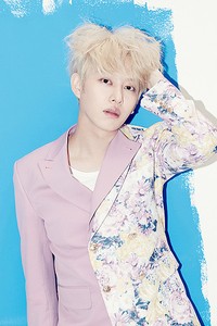 Heechul bergaya dengan blazer bermotif floral berwarna pink keunguan. (SMTOWN)