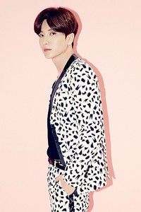 Sang leader, Leeteuk dalam balutan setelan bernuansa hitam dan putih. (SMTOWN)