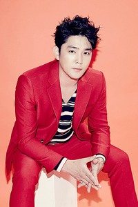 Kangin tampil cool dengan setelan merah. (SMTOWN)