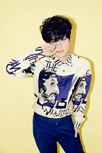Foto teaser Yesung bernuansa biru dan kuning. (SMTOWN)