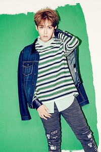 Ryeowook tampil kasual lewat busana bernuansa hijau dan denim. (SMTOWN)