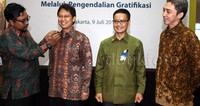 (Ki-ka) Direktur Gratifikasi KPK Giri Suprapdiono, Direktur Utama Bank Mandiri Budi G. Sadikin serta Direktur Pendidikan dan Pelayanan Masyarakat KPK Dedi Ar-rahim berbincang pada saat sosialisasi pengendalian gratifikasi dan penandatanganan Pakta Integritas Bank Mandiri di Jakarta, Kamis (09/07/2015).