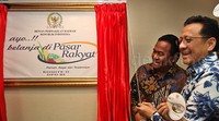 Irman Gusman dan Rachmat Gobel meluncurkan gerakan Ayo Belanja di Pasar Rakyat. Pool/Lamhot Aritonang/detikFoto.