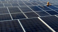 Petugas membersihkan panel Pembangkit Listrik Tenaga Surya (PLTS) Daruba. Agus Trimukti/Humas PLN/detikFoto.