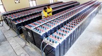     Pada siang hari PLTS Daruba mampu memproduksi listrik sebesar 200 kWp. 120 kWp disalurkan ke jaringan dan 80 kWp disimpan ke baterai untuk digunakan saat beban puncak pada pukul 18.00 hingga 22.00. Agus Trimukti/Humas PLN/detikFoto.