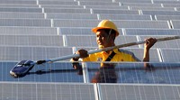 Petugas membersihkan panel PLTS Daruba. Agus Trimukti/Humas PLN/detikFoto.