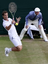 Gasquet melompat untuk mengembalikan bola lawan. Stefan Wermuth/Reuters/detikFoto.