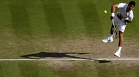 Djokovic melakukan servis saat melawan Marin Cilic di perempatfinal Wimbledon 2015. Henry Browne/Reuters/detikFoto.