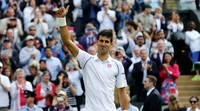 Djokovic merayakan kemenangan. Juara bertahan asal Serbia itu mencatatkan kemenangan straight set 6-4, 6-4, dan 6-4 atas petenis unggulan sembilan asal Kroasia, Marin Cilic. Suzanne Plunkett/Reuters/detikFoto.
