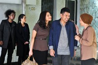 Jelas saja Tiar menjadi incaran si dalang korupsi yang sebenarnya. Namun tiba-tiba saja, ada dua agen rahasia yang entah datang darimana untuk melindunginya. (Dok Rapi Film)