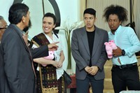 Berbasis penyamaran, agen rahasia bernama Kijang 1 (Sanca) dan Kijang 2 (Arie Kriting) itu menggaet rekan kerja Tiar bernama Aan (Reza Nangin). (Dok Rapi Film)