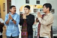 Aan yang merupakan orang Sunda asli, dipaksa menyamar menjadi kekasih Tiar yang justru semakin menambah masalah. (Dok Rapi Film)