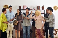 Demi kebaikan misi, Aan berniat melamar Tiar. Namun, ibu Aan tidak setuju dengan calon besan palsunya itu. (Dok Rapi Film)