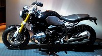 BMW R nine T bertenaga mesin boxer flat twin klasik dengan respon hentakan yang kuat dari kondisi diam.